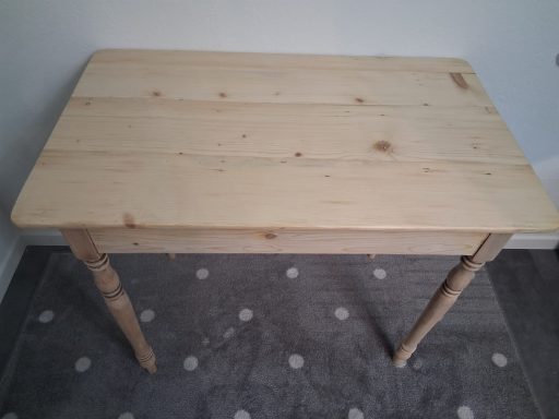 Kleiner antiker Tisch Lisa – Höhe 76 cm, Breite 89 cm, 320 CHF Antiker Tisch Lisa aus dem Haslital renoviert – Nachhaltiges Upcycling Bern