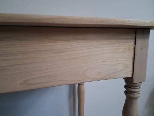 Kleiner antiker Tisch Lisa – Höhe 76 cm, Breite 89 cm, 320 CHF Antiker Tisch Lisa aus dem Haslital renoviert – Nachhaltiges Upcycling Bern