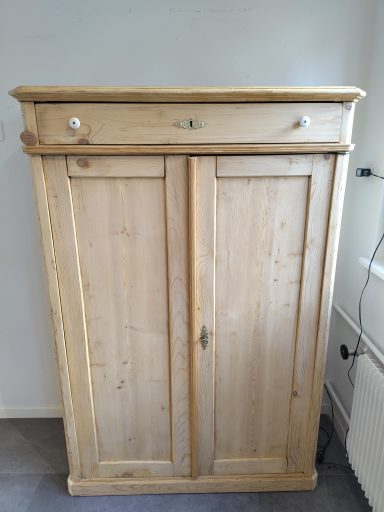 Antikes Schränkchen Katharina – Höhe 158 cm, Breite 109 cm, Tiefe 49 cm, 890 CHF Antiker Schrank Katharina renoviert – Nachhaltiges Upcycling und Möbelrestauration Aufgemöbelt Bern