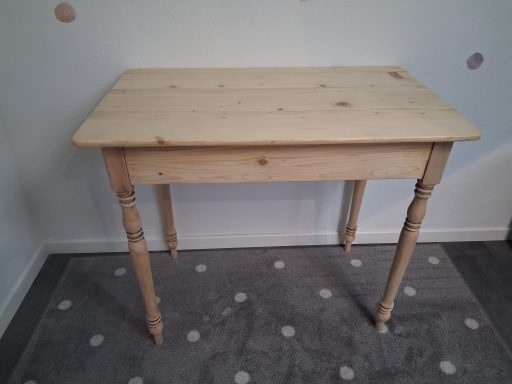 Kleiner antiker Tisch Lisa – Höhe 76 cm, Breite 89 cm, 320 CHF Antiker Tisch Lisa aus dem Haslital renoviert – Nachhaltiges Upcycling Bern