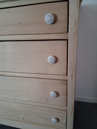 Hohe Kommode Erna – Höhe 95 cm, Breite 99 cm, 590 CHF Hohe Kommode Erna antik restauriert – Nachhaltige Möbelrestauration Aufgemöbelt