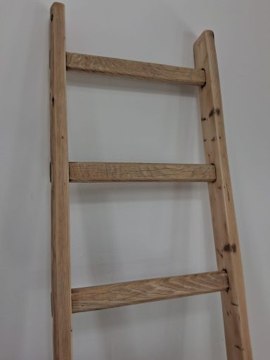 Hohe antike Holzleiter Hans – Höhe 191.5 cm, 190 CHF Antike Holzleiter Hans renoviert – Upcycling Deko-Element Bern