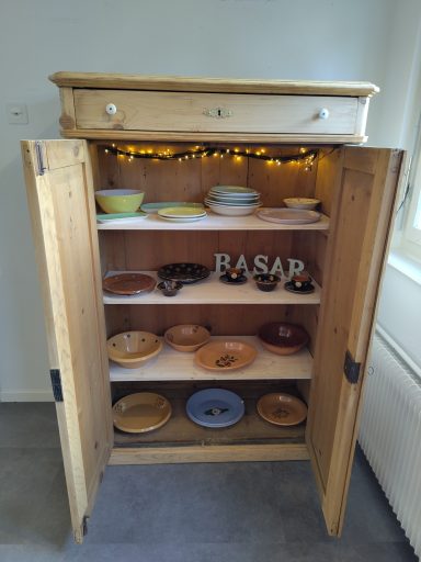 Antikes Schränkchen Katharina – Höhe 158 cm, Breite 109 cm, Tiefe 49 cm, 890 CHF Antiker Schrank Katharina renoviert – Nachhaltiges Upcycling und Möbelrestauration Aufgemöbelt Bern