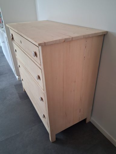 Hohe Kommode Erna – Höhe 95 cm, Breite 99 cm, 590 CHF Hohe Kommode Erna antik restauriert – Nachhaltige Möbelrestauration Aufgemöbelt