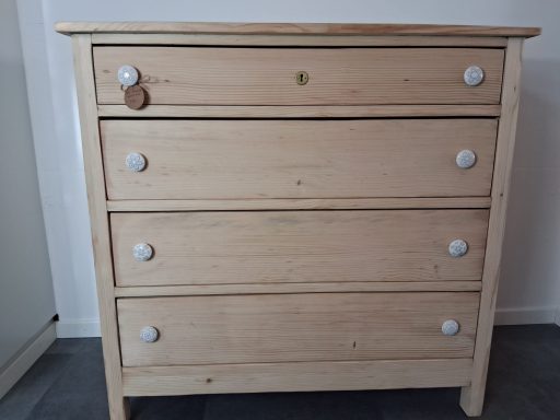 Hohe Kommode Erna – Höhe 95 cm, Breite 99 cm, 590 CHF Hohe Kommode Erna antik restauriert – Nachhaltige Möbelrestauration Aufgemöbelt