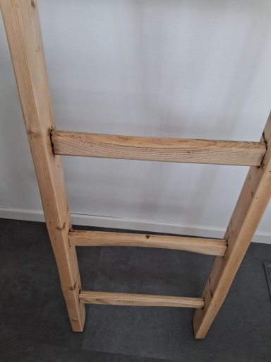 Hohe antike Holzleiter Hans – Höhe 191.5 cm, 190 CHF Antike Holzleiter Hans renoviert – Upcycling Deko-Element Bern