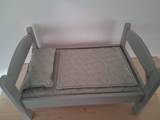 Puppenbett Ella – Höhe 29 cm, Breite 52 cm, Tiefe 34 cm, 99 CHF Upcyceltes Puppenbett Ella renoviert – Nachhaltiges Kinderspielzeug Aufgemöbelt Bern