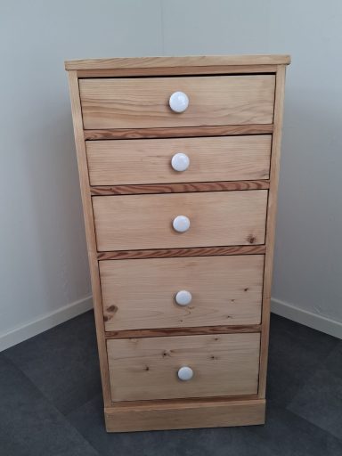 Schubladenblock Kasimir – Höhe 95.5 cm, Breite 45.5 cm, 490 CHF Alter Schubladenblock Kasimir restauriert – Nachhaltige Möbelrestauration Aufgemöbelt